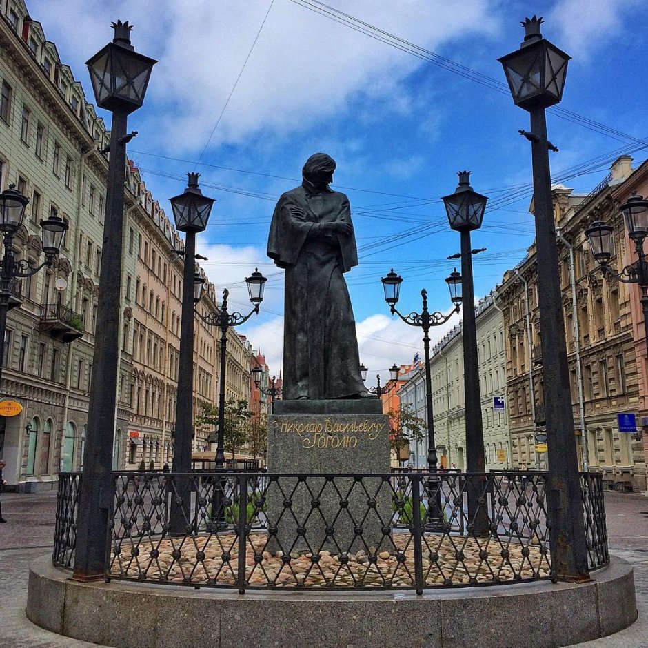 Памятник н.в.Гоголю на Гоголевском бульваре