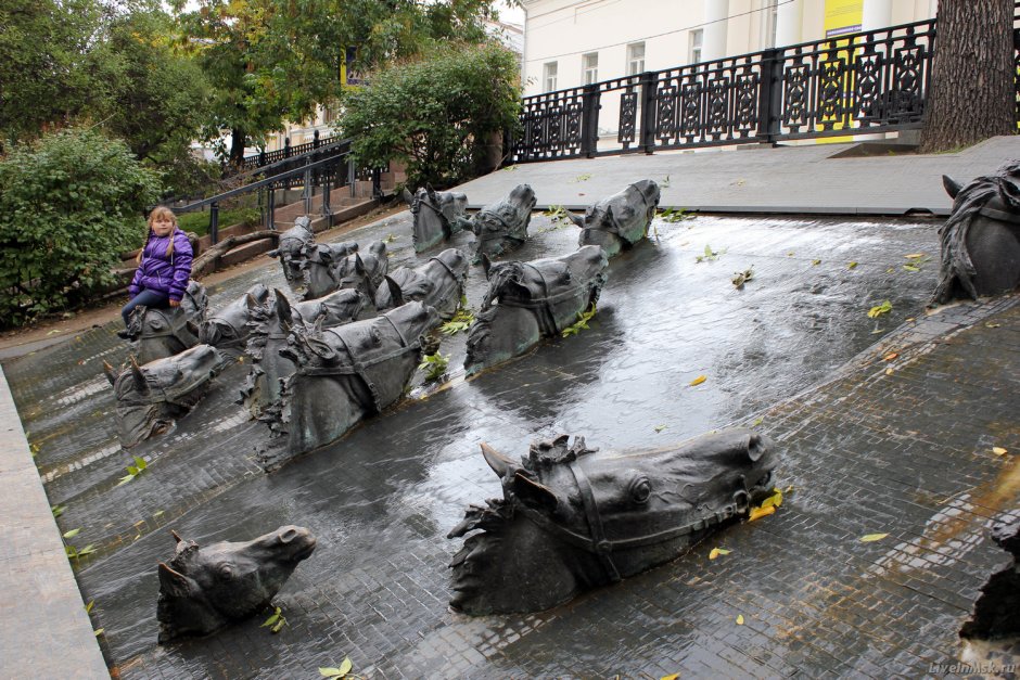 Памятник с конями на Гоголевском бульваре