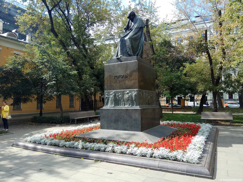 Памятник Гоголю в Москве на Гоголевском бульваре