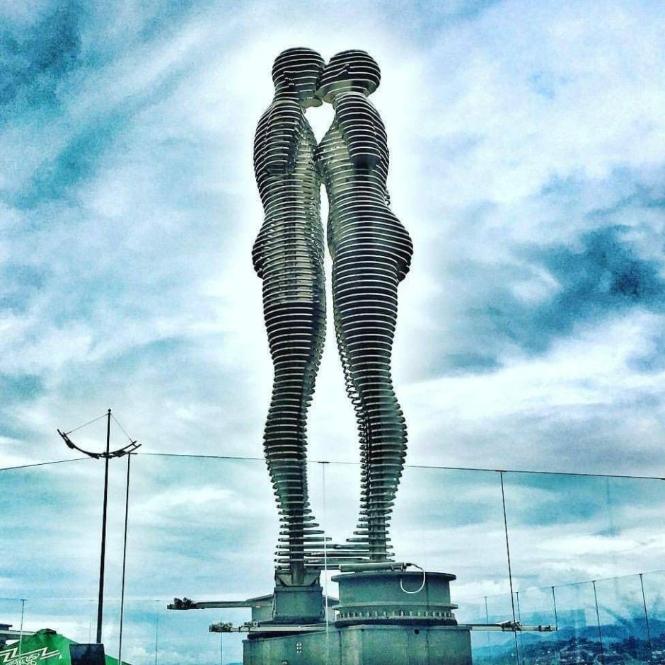 Статуя Али и Нино в Батуми