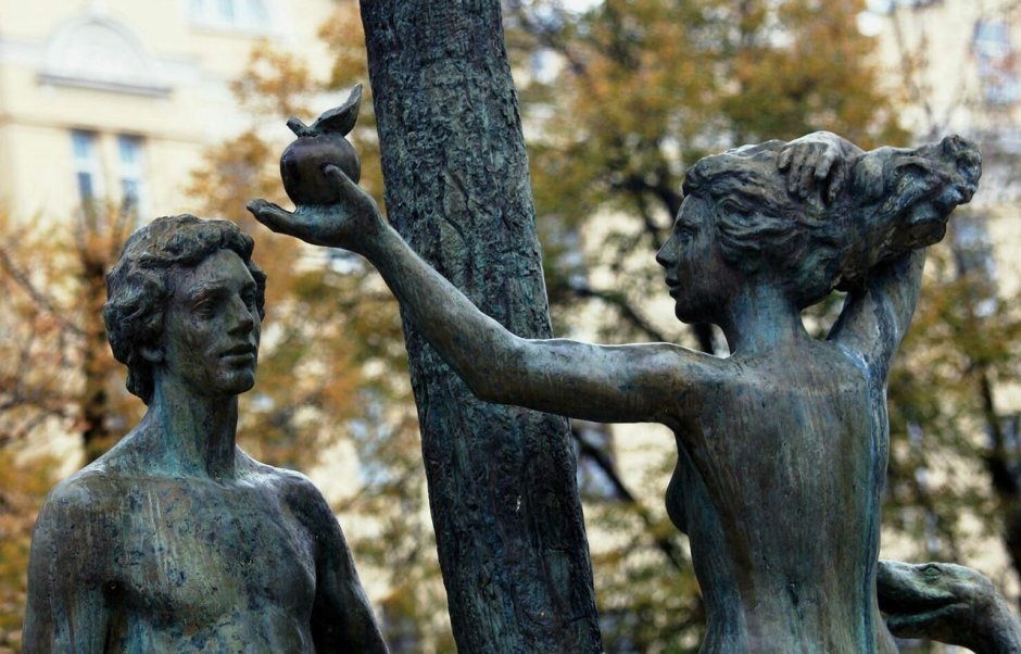Памятник Адаму и Еве в Москве