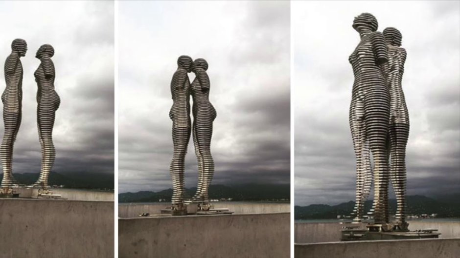 Скульптура Али и Нино проходят сквозь друг друга