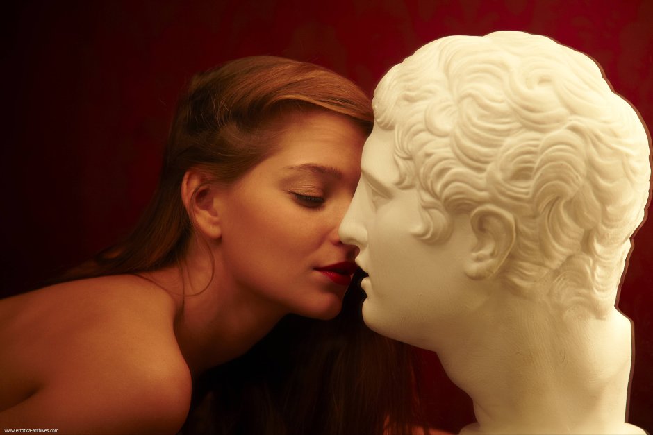 Поцелуй со статуей