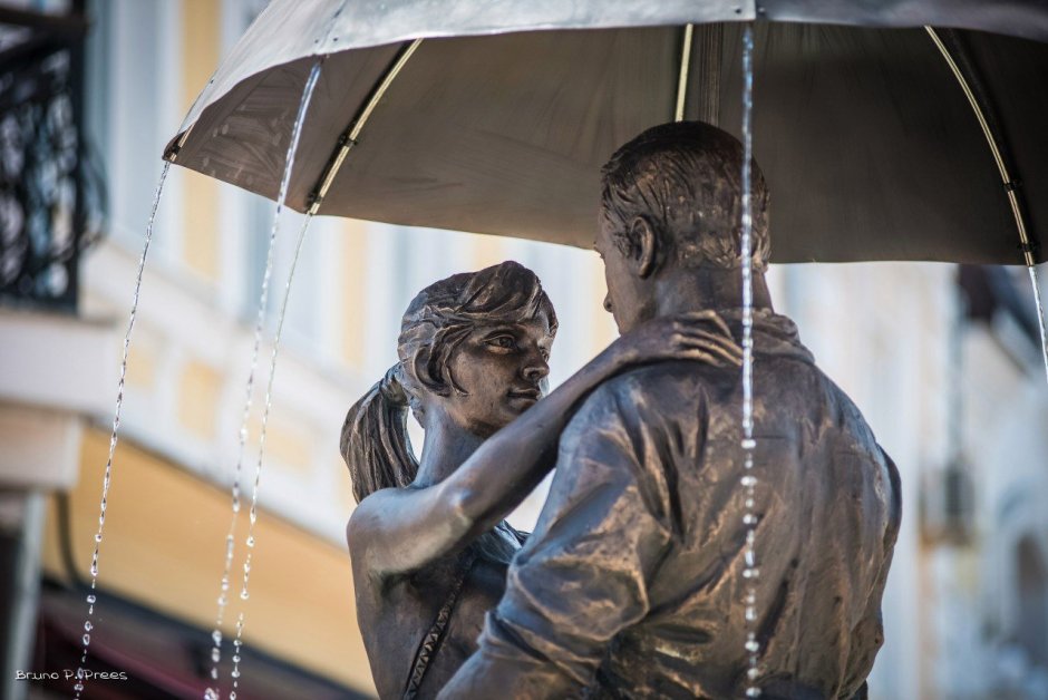 Феодосия фонтан влюбленные под зонтиком