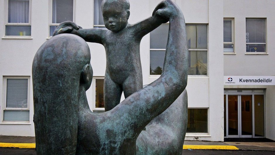 Скульптура мать и дитя в Сокольниках