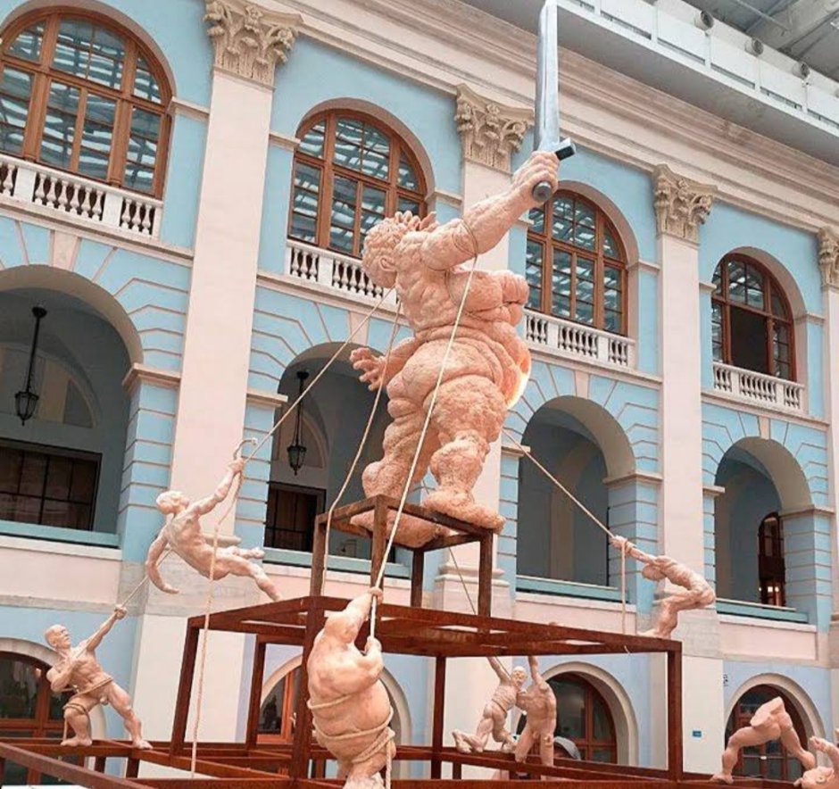 Скульптура Кулика в Москве Гостиный двор