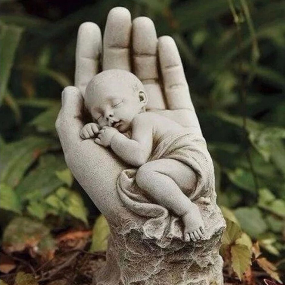 Скульптура младенца