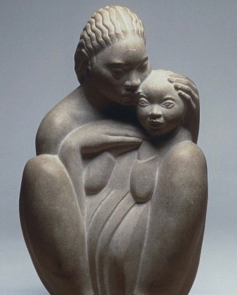Скульптура материнство из каменей