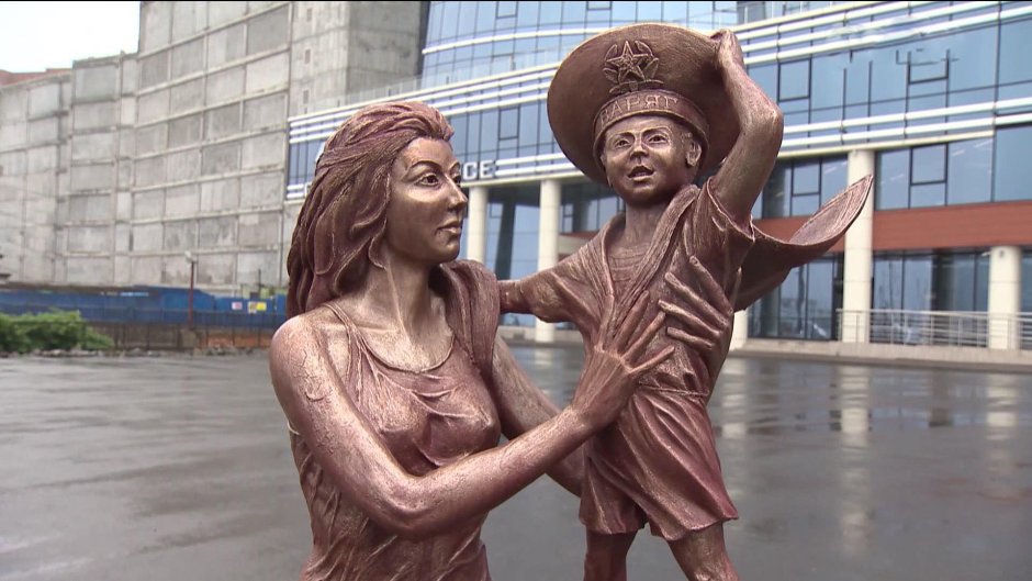 Памятник во Владивостоке мать и дитя