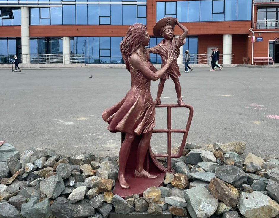 Памятник мама и ребенок во Владивостоке