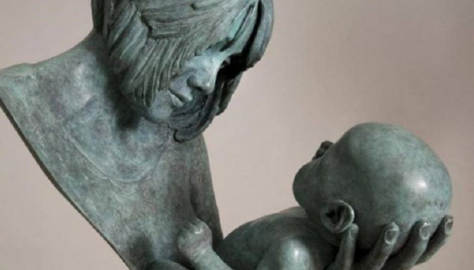 Скульптура «мама, влюбленная в своего ребенка»