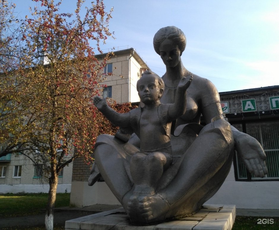 Скульптура мать и дитя Югорск