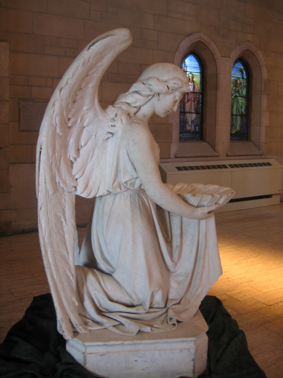 Католический ангел скульптура