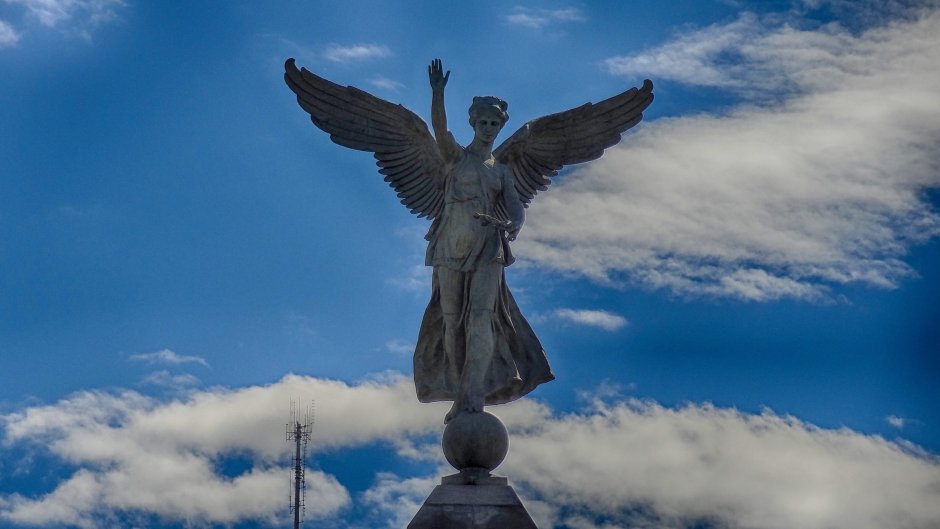 Ангел статуя с крыльями