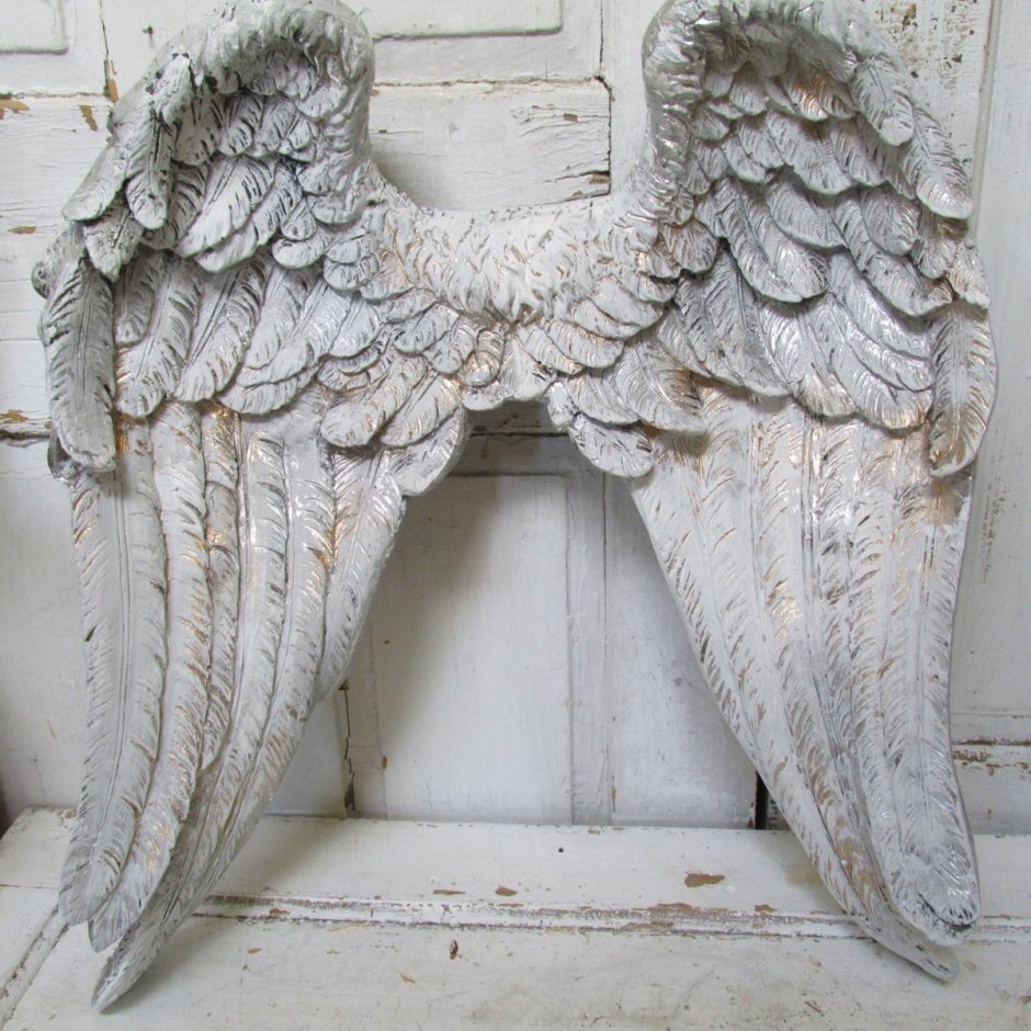 Скульптуры ангелов с крыльями