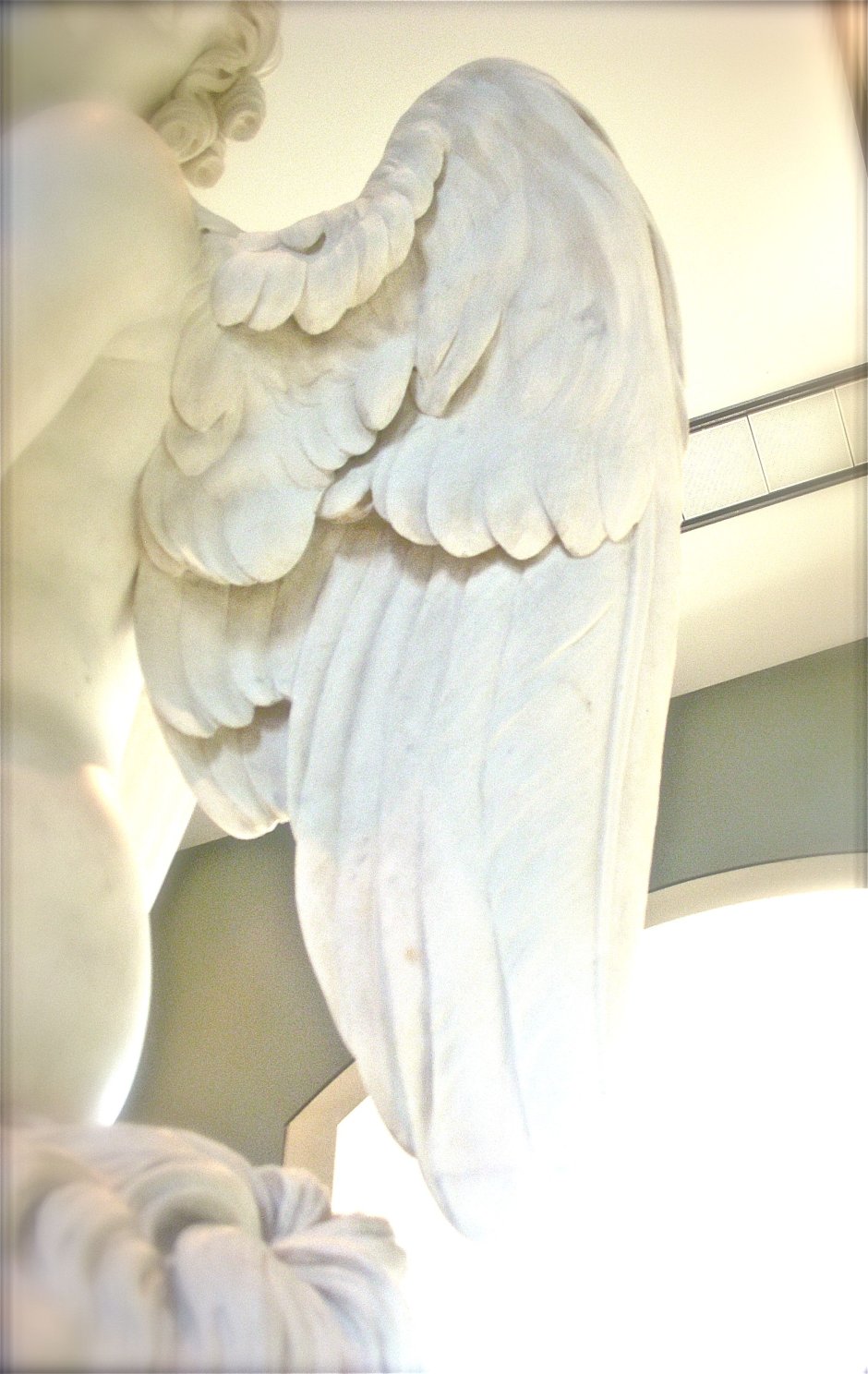 Статуя ангела с крыльями