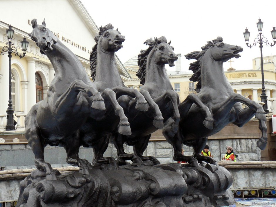 Александровский сад скульптуры Церетели Москва
