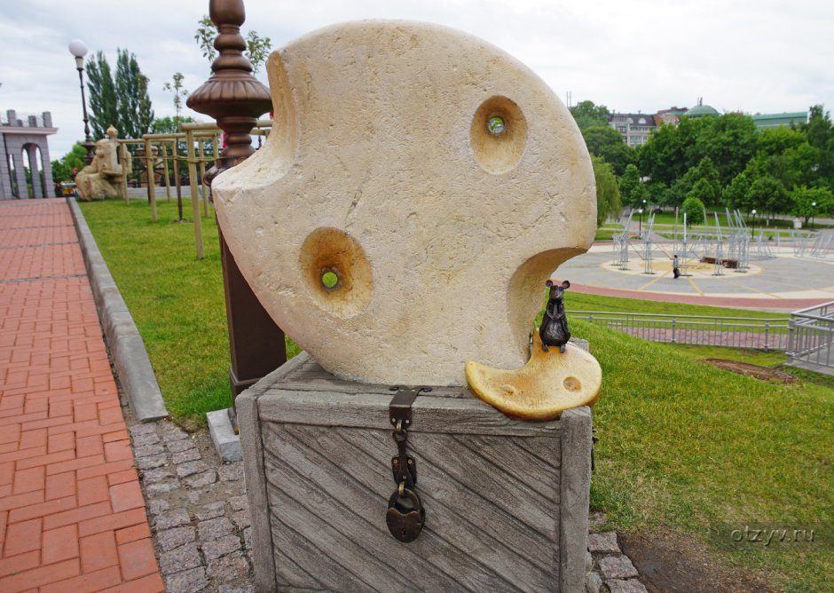 Памятник мышь и сыр в Рязани