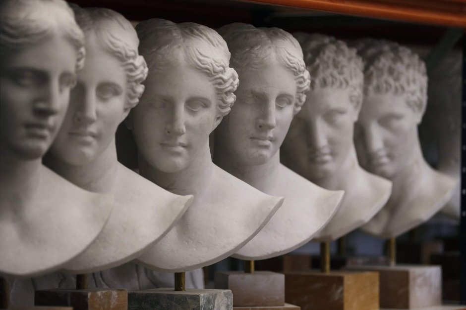 Греческие статуи в ряд