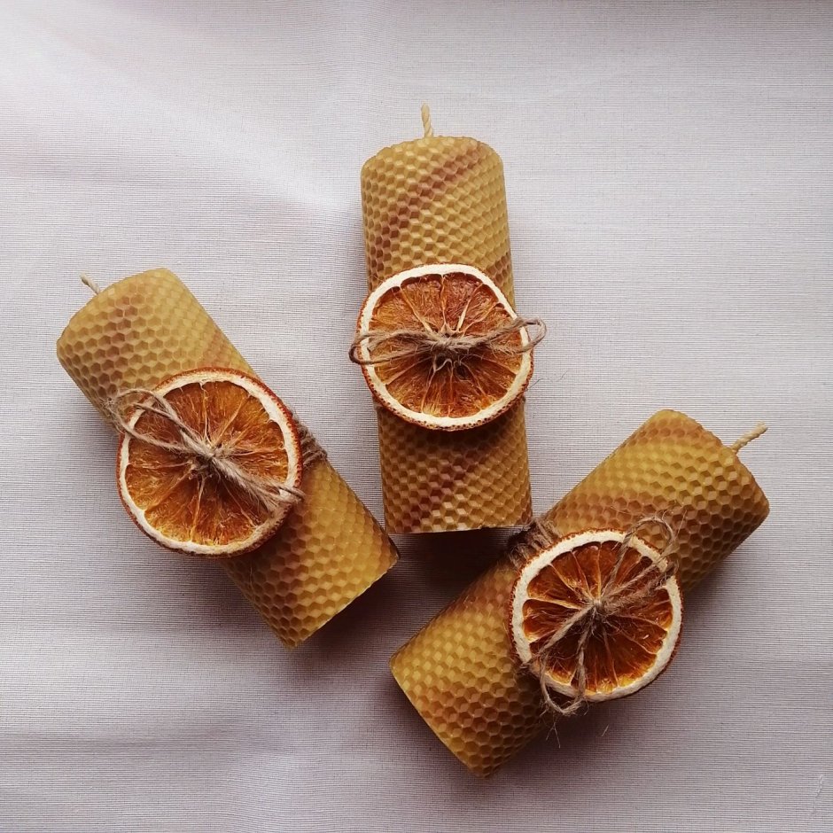 Свеча из вощины с апельсином