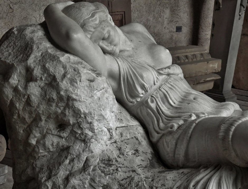 Древняя статуя женщины