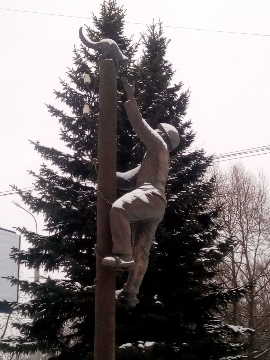 Памятник электромонтёру Ижевск