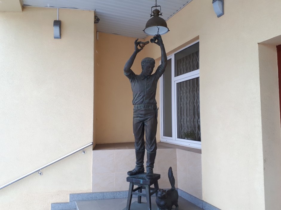 Памятник электромонтёру Ижевск