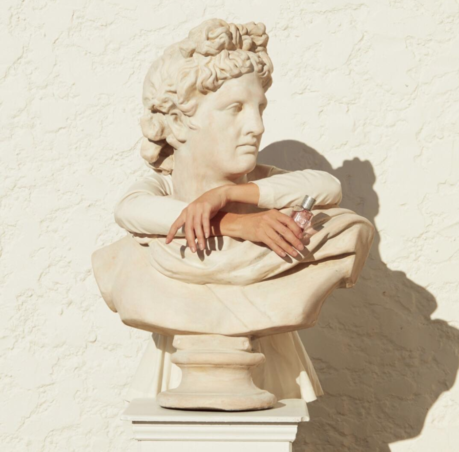 Девушка с крыльями скульптура