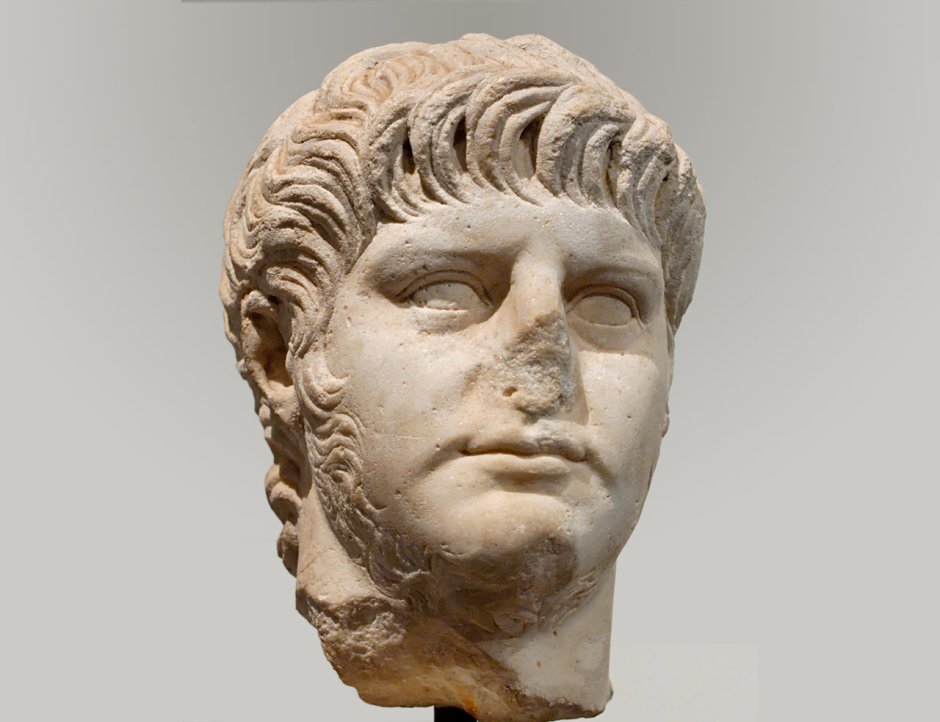 Император Нерон статуя