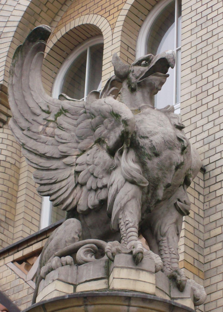 Статуя грифона в Германии