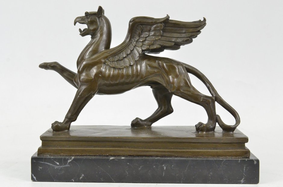 Скульптура Лев с головой орла и крыльями