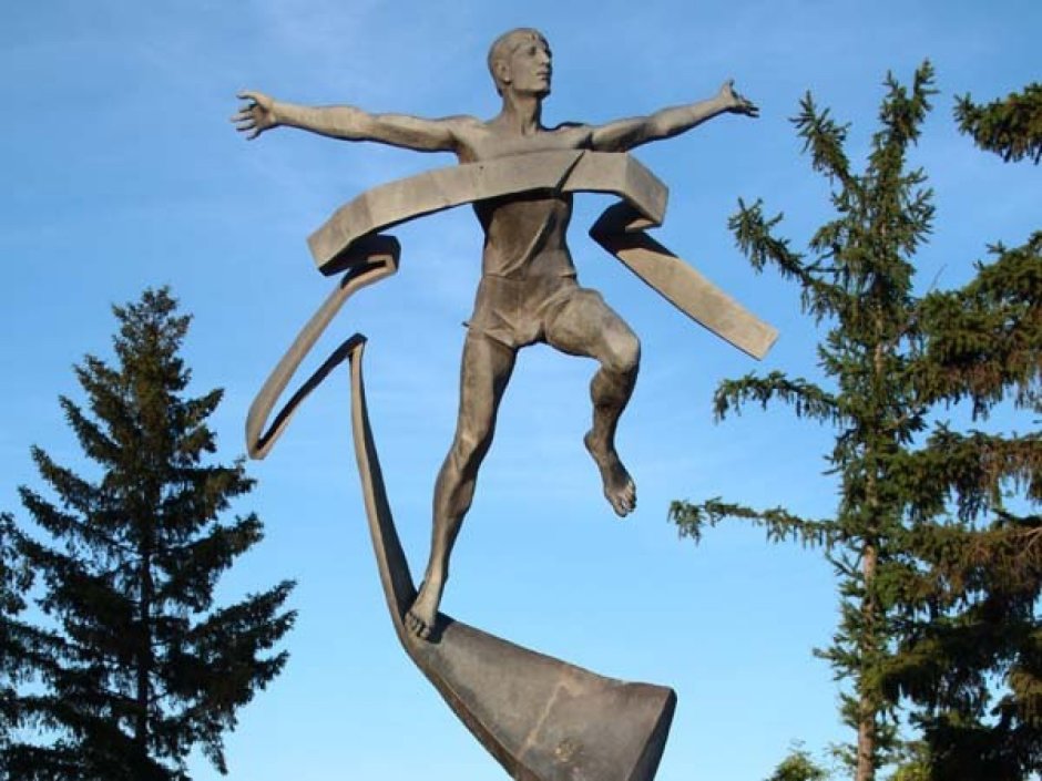 Скульптура марафонец в Омске