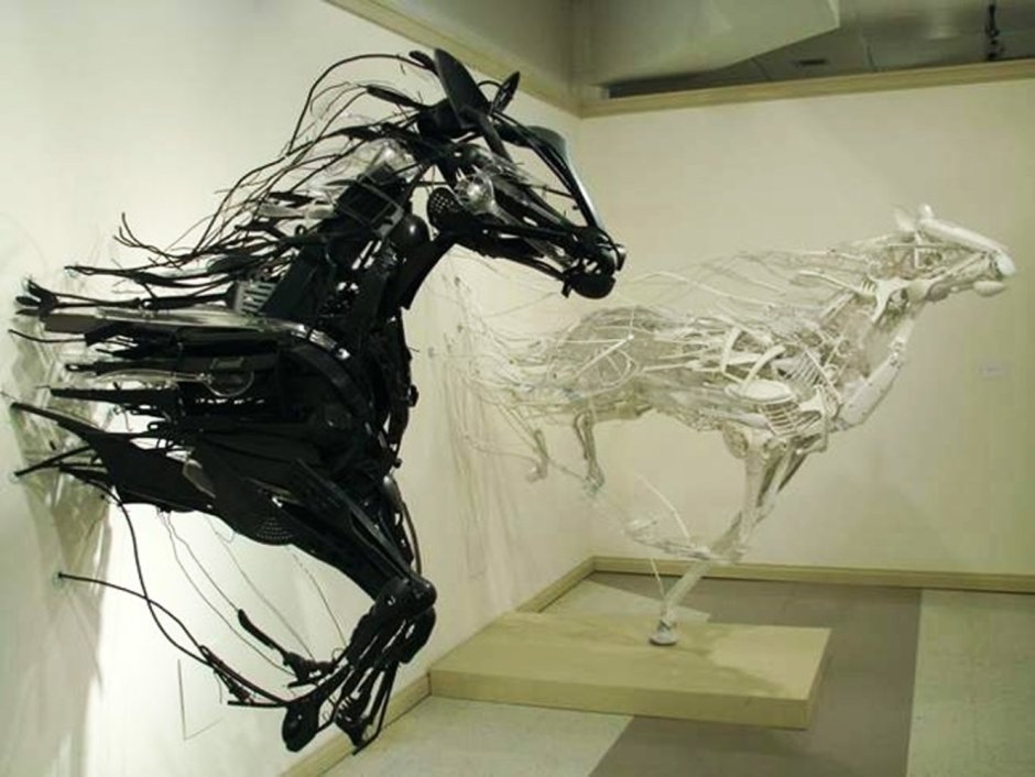 Скульптура на черном фоне