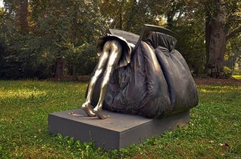 Памятник женской сумочке. Пьемонт, Италия.