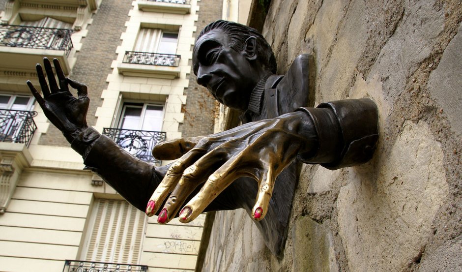 Памятник Марселю Эме человек проходящий сквозь стену