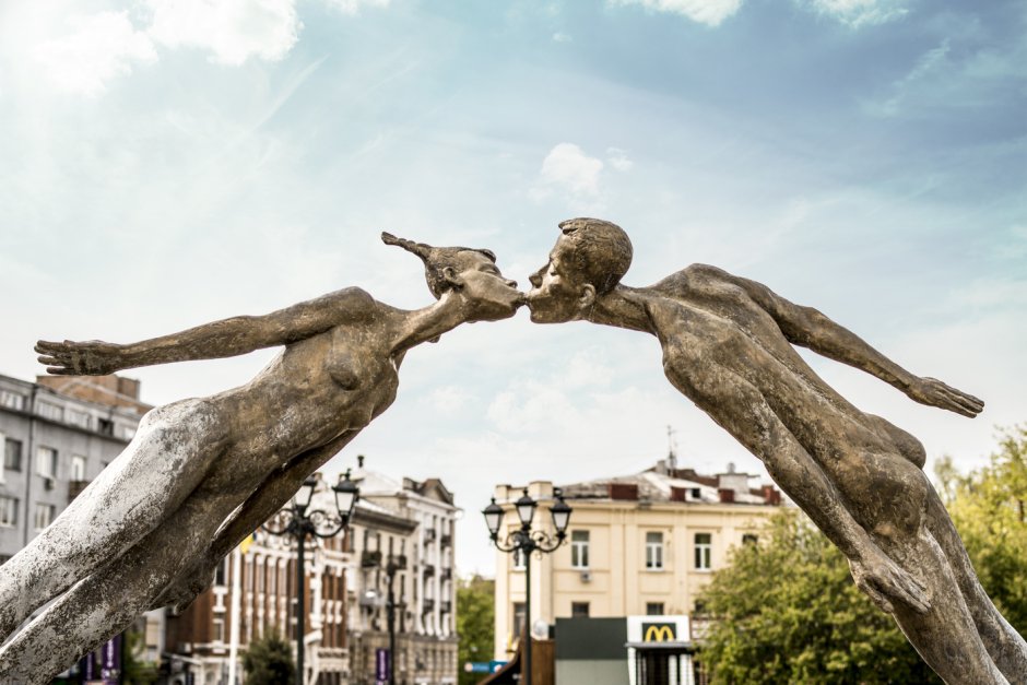 Памятник поцелую Харьков