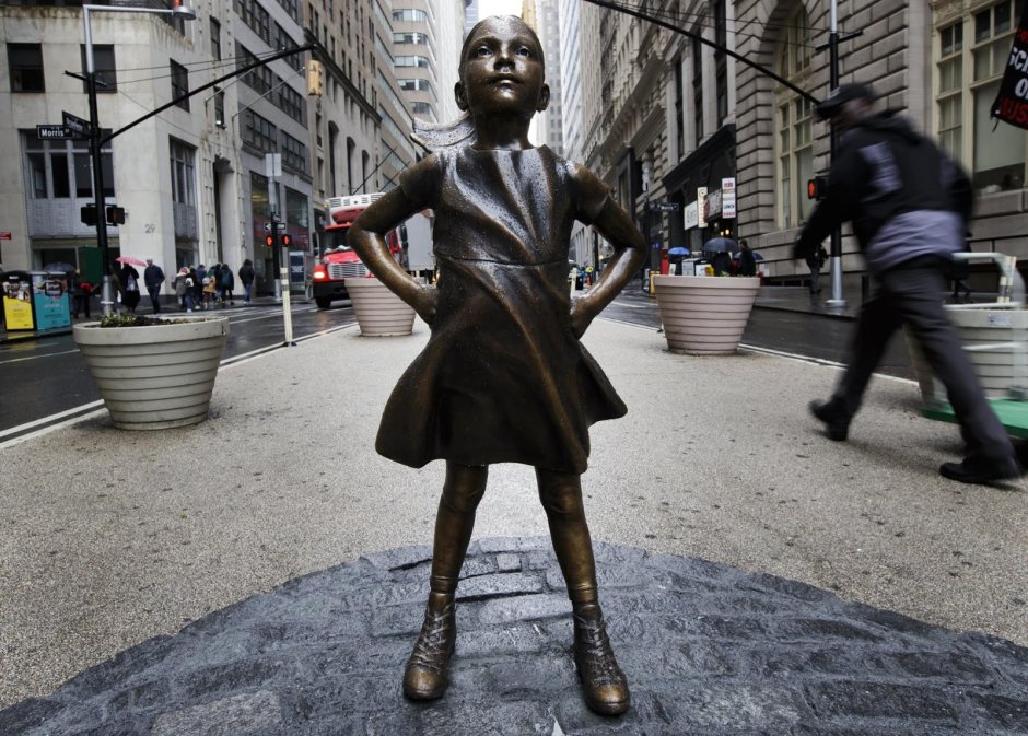 Скульптура бесстрашная девочка в Нью-Йорке