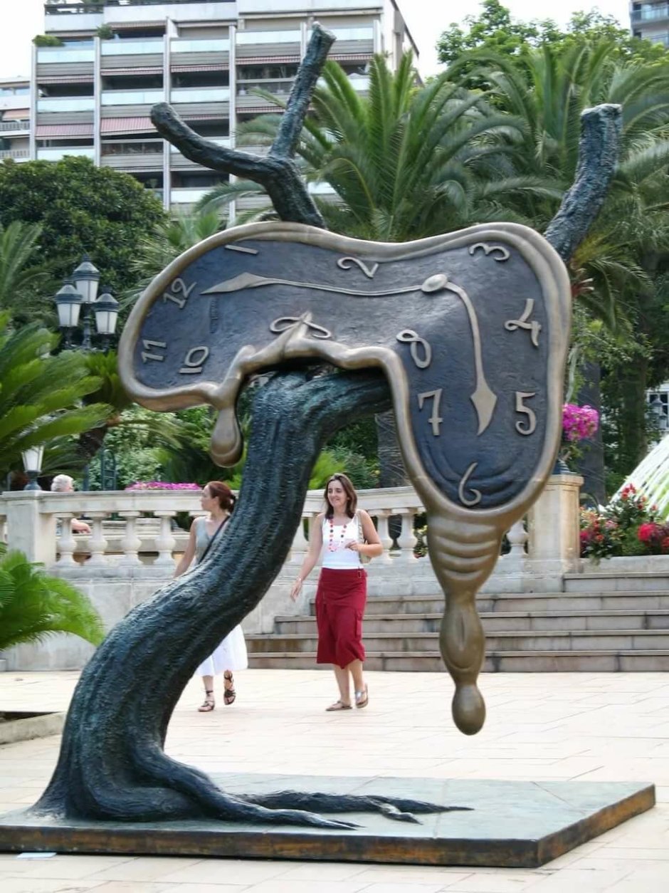 Скульптура утекающее время в Монте-Карло