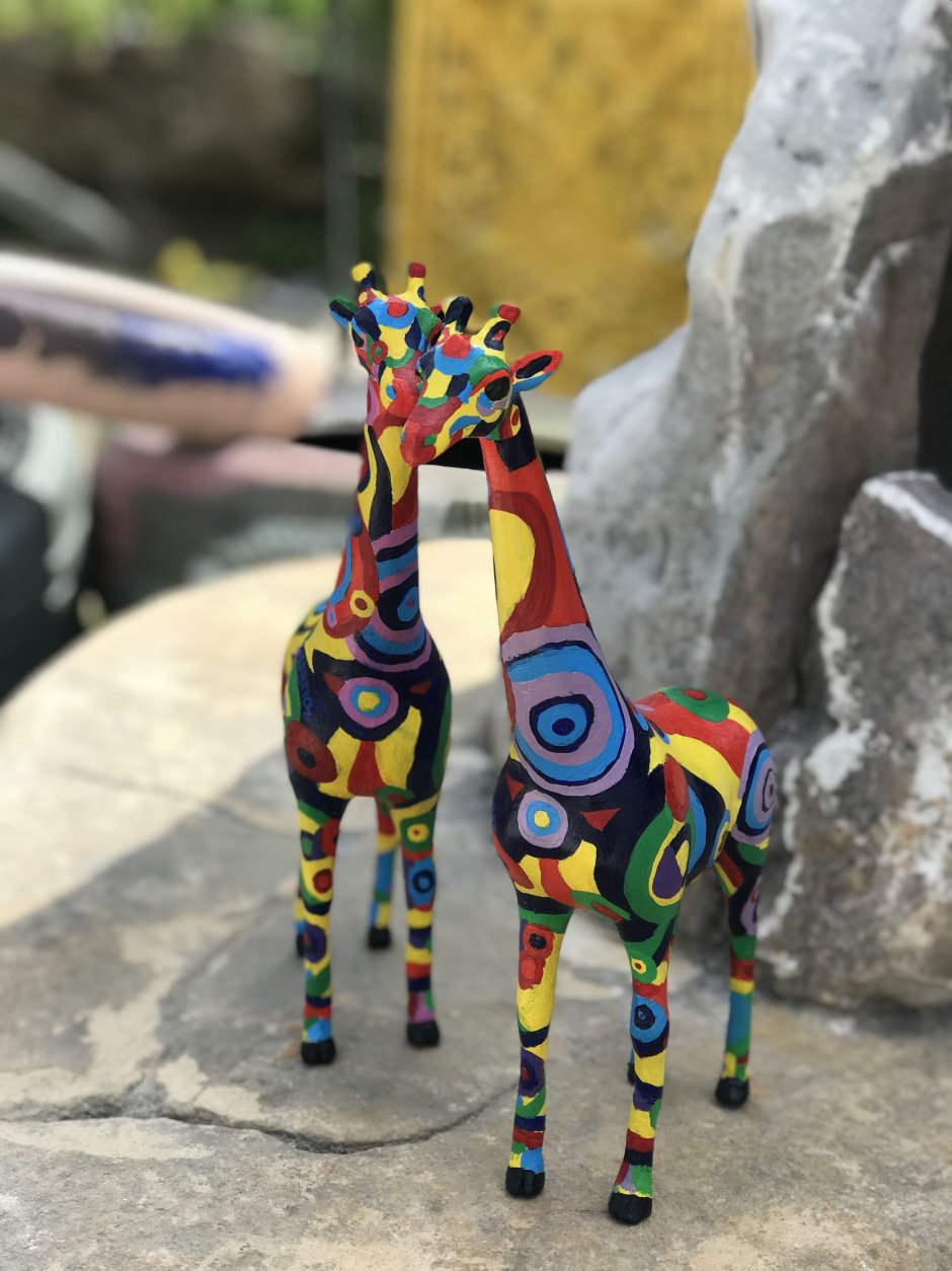 Скульптура Жираф разноцветныйна.лазцрном