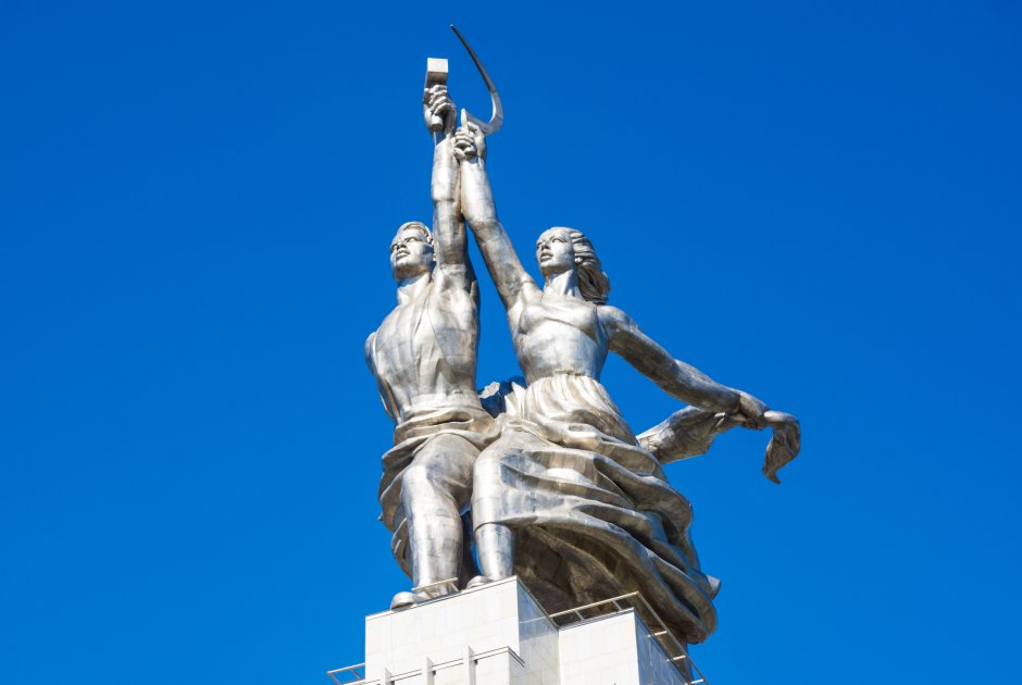 Скульптура рабочий и крестьянка в Москве на ВДНХ