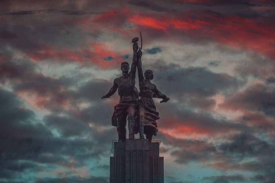 Памятник серп и молот в Москве