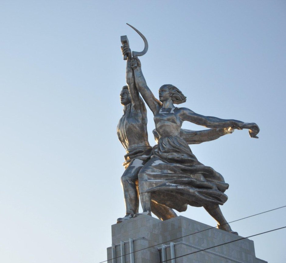 Памятник серп и молот на ВДНХ
