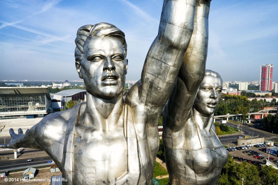 Статуя серп и молот в Москве