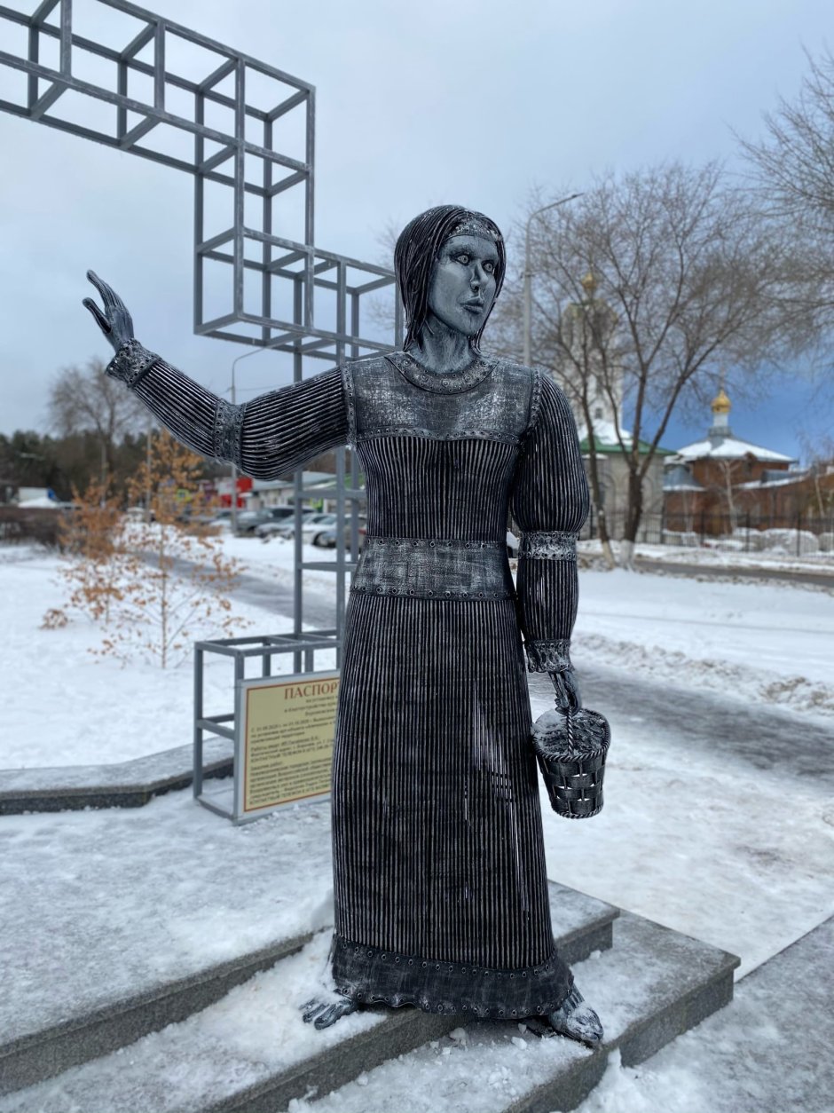 Скульптура Алёнки в Воронежской области