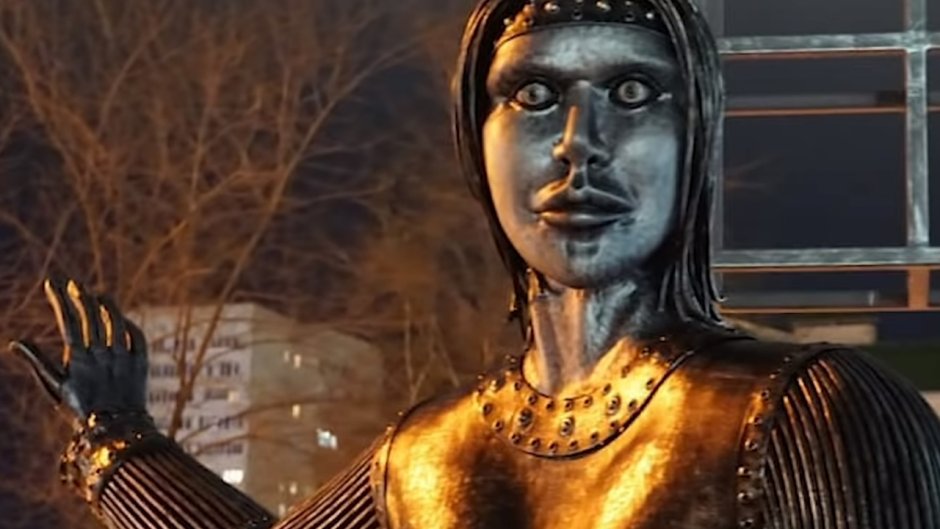 Скульптура в Воронеже страшно красивая Аленка