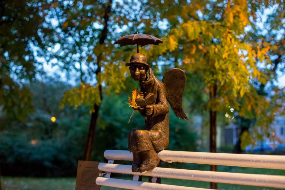 Скульптура Петербургский ангел в Измайловском саду