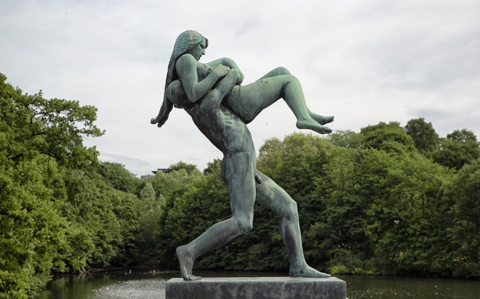 Скульптура двух людей