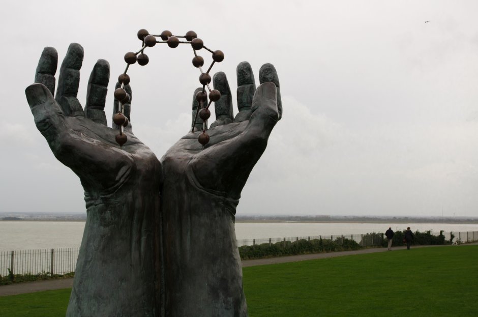 Скульптура «рука гармонии» в Южной Корее