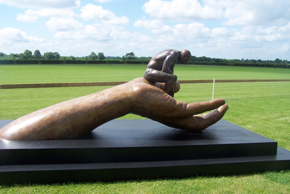 Руки скульптура Лоренцо Куинна