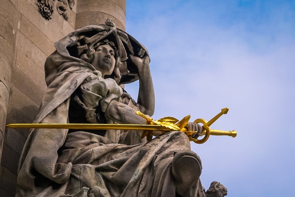 Статуя с золотой пикой